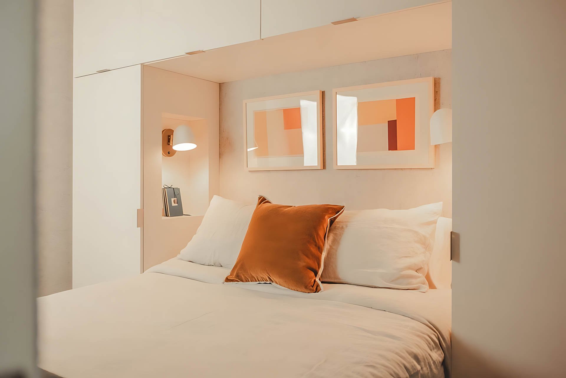 ATGA001_Guestroom_Premium One Bedroom_Bed_Bed with accent pillow