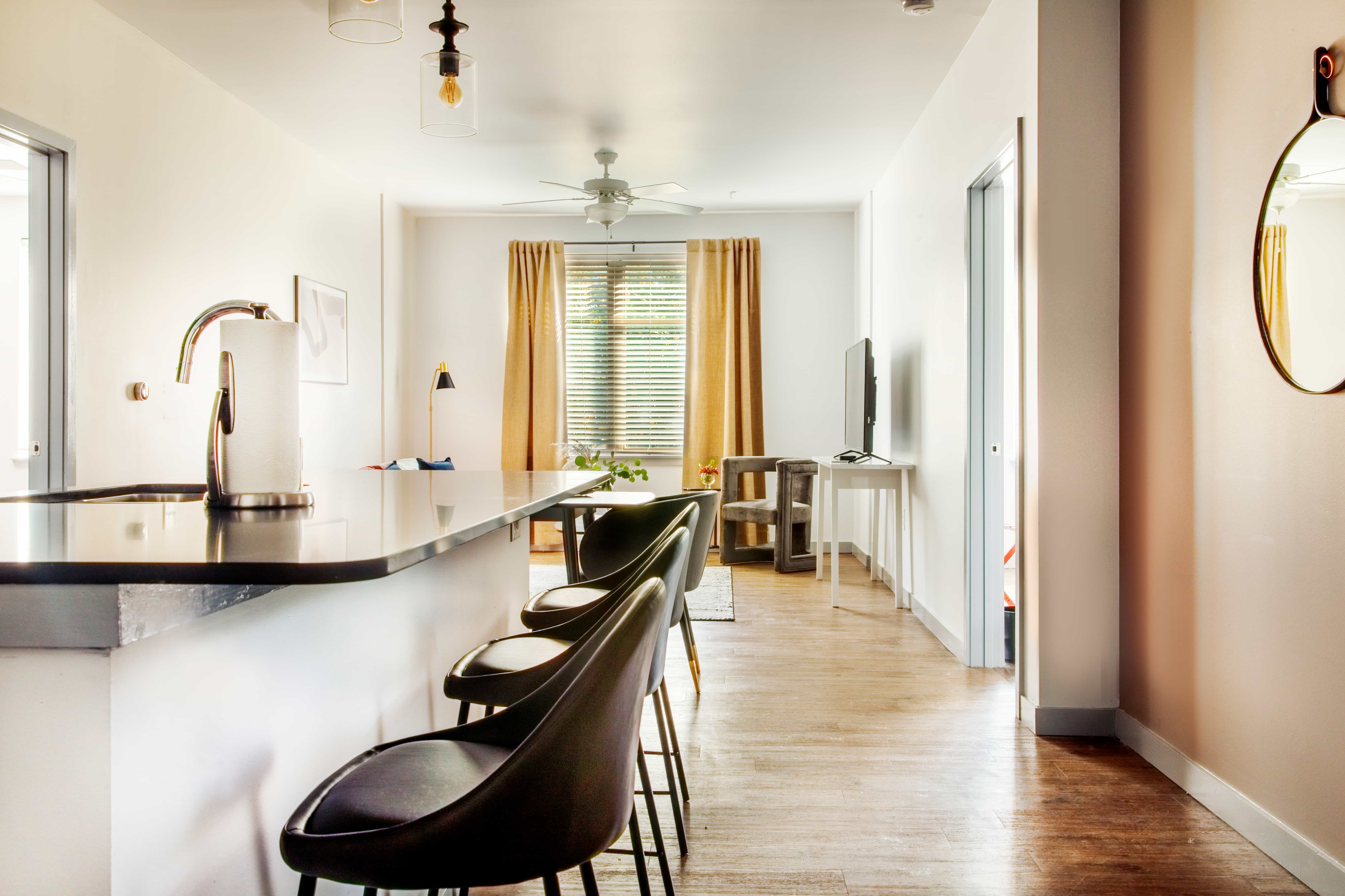hero-gallery-01_2BR_322_Light&Luxe_Kitchen