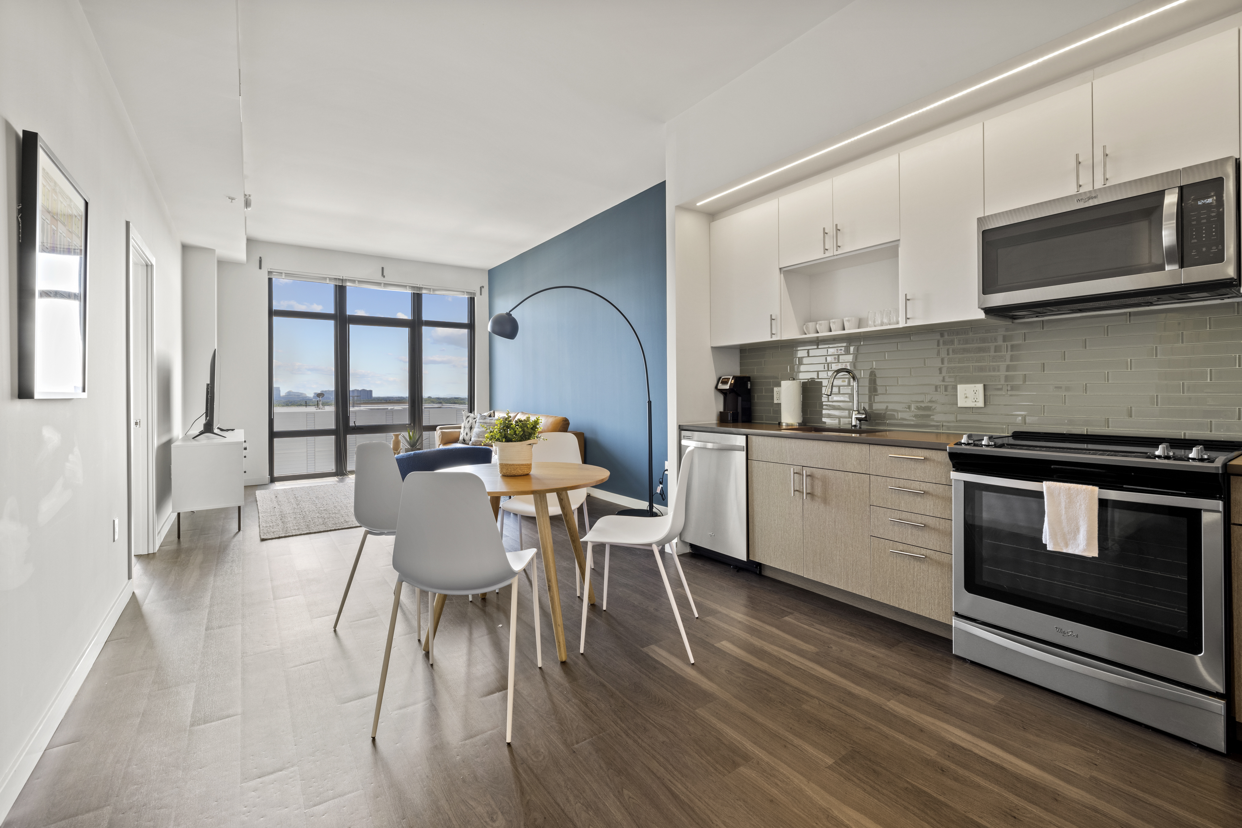 PMRIXEY-Prem1BedBalcony_002
